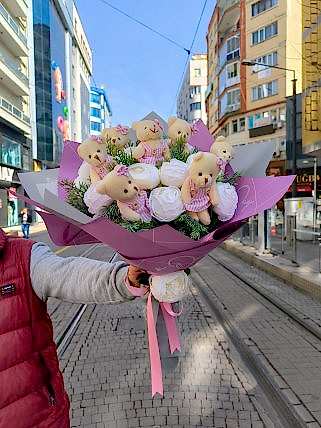 Beyaz yapay gül ve pembe ayıcık buketi